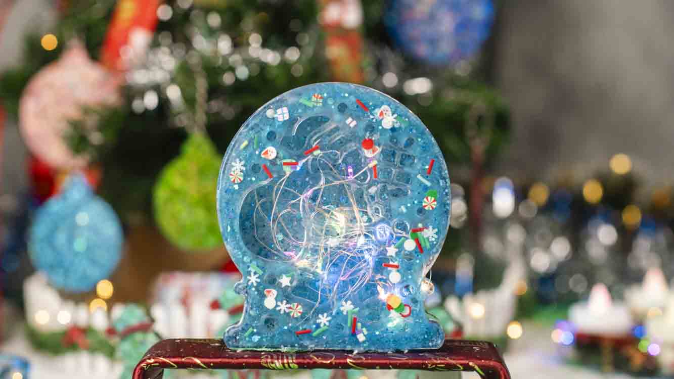 Decor Crăciun cu Moș Crăciun 3D și LED piesă festivă din rășină - imagine 2